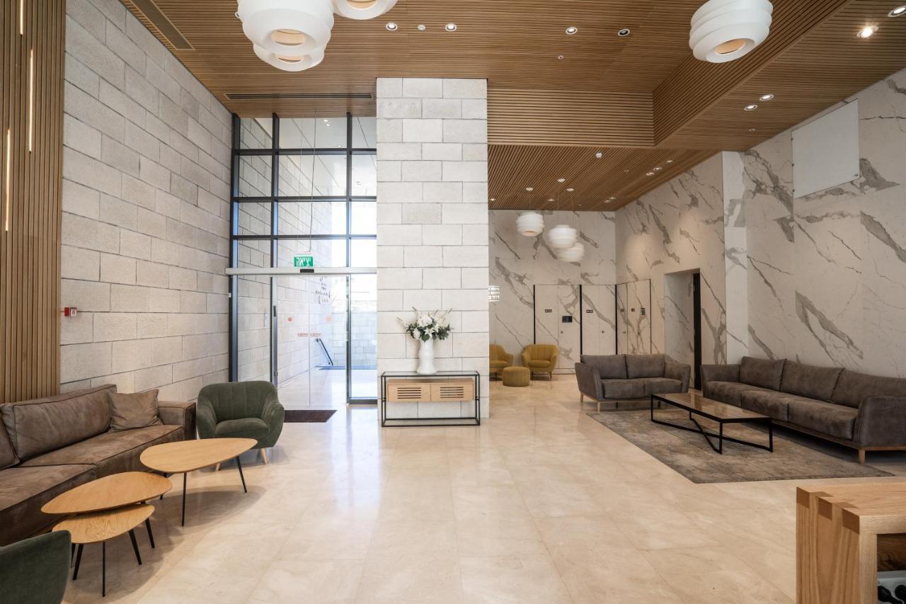 Holysuite J Tower